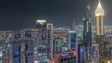 Sheikh Zayed Road ve Difc'nin Dubai, Bae'deki hava gece saatlerinin silueti.