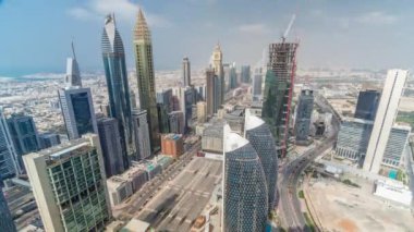 Sheikh Zayed Road ve Difc'nin Dubai, Bae'deki binalarının ufuk çizgisi görünümü.