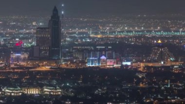 Tipik eski ve modern binalar gece timelapse ile mahalle Deira ve Dubai dere havadan görünümü.