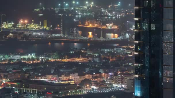 Luftaufnahme von Dubais Innenstadt zum Hafen im Zeitraffer der Nacht — Stockvideo