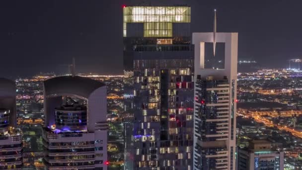 Skyline de los edificios de Sheikh Zayed Road y DIFC timelapse noche aérea en Dubai, Emiratos Árabes Unidos . — Vídeo de stock