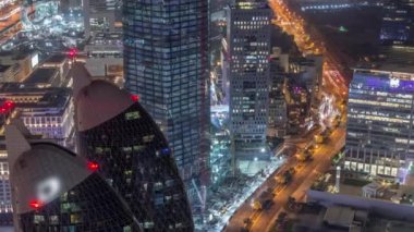 Sheikh Zayed Road ve Difc'nin Dubai, Bae'deki hava gece saatlerinin silueti.