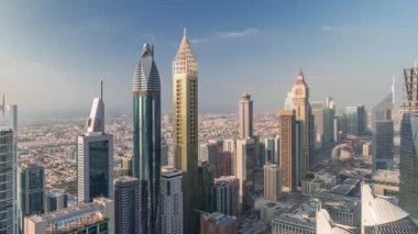 Sheikh Zayed Road ve Difc'nin Dubai, Bae'deki binalarının ufuk çizgisi görünümü.