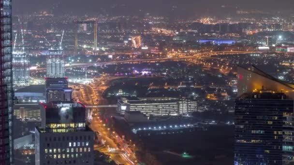 Vista aérea al timelapse financiero y nocturno del distrito de Zabeel con tráfico y edificio en construcción con grúas del centro de la ciudad — Vídeo de stock