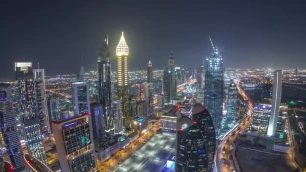 Skyline de los edificios de Sheikh Zayed Road y DIFC timelapse noche aérea en Dubai, Emiratos Árabes Unidos . — Vídeos de Stock