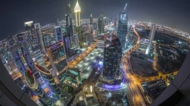 Sheikh Zayed Road ve Difc'nin Dubai, Bae'deki hava gece saatlerinin silueti.