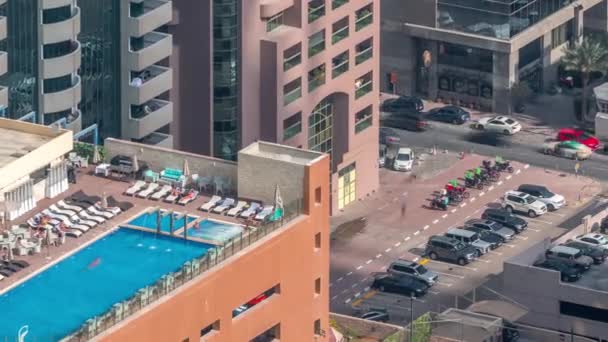 Çatı yüzme havuzu ile otopark yukarıda timelapse, Hava üstü görünümünden bakılır. Dubai, Birleşik Arap Emirlikleri — Stok video