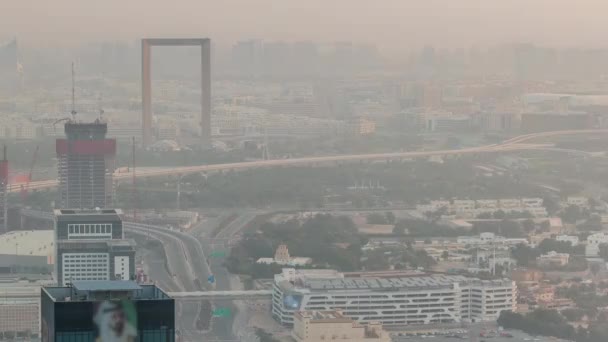 Luftaufnahme des Finanz- und Zabeel-Viertels Zeitraffer mit Verkehr und im Bau befindlichen Bauten mit Kränen aus der Innenstadt — Stockvideo