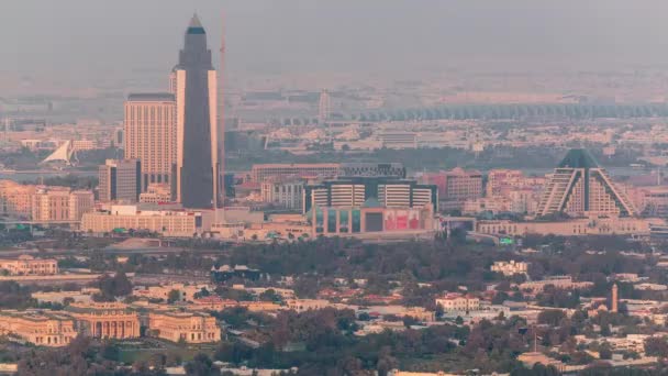 Vue aérienne du quartier Deira et Dubai Creek avec des bâtiments typiques anciens et modernes timelapse . — Video