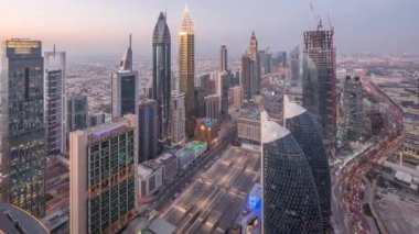 Şeyh Zayed Road ve Difc havadan dubai, Bae gece timelapse binaların Silueti.
