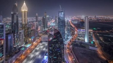 Sheikh Zayed Road ve Difc'nin Dubai, Bae'deki hava gece saatlerinin silueti.
