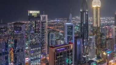 Sheikh Zayed Road ve Difc'nin Dubai, Bae'deki hava gece saatlerinin silueti.
