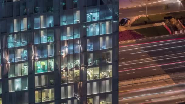 Nattutsikt över yttre lägenhetstornet timelapse. Hög skyskrapa med blinkande ljus i fönster — Stockvideo