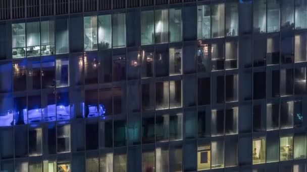 Vista nocturna del timelapse exterior de la torre del apartamento. Rascacielos de gran altura con luces intermitentes en las ventanas — Vídeos de Stock