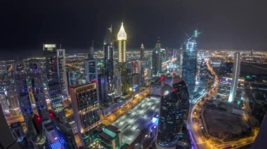 Sheikh Zayed Road ve Difc'nin Dubai, Bae'deki hava gece saatlerinin silueti.