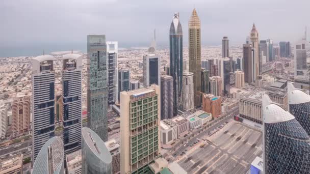 Skyline av byggnaderna i Sheikh Zayed Road och DIFC Aerial dag till natt Timelapse i Dubai, UAE. — Stockvideo