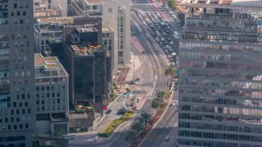 Dubai, Bae'de Difc timelapse yakınlarındaki Al Saada caddesinde kavşak trafiğinin ufuk çizgisi görünümü.