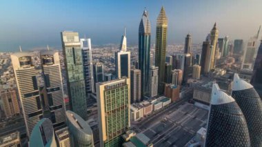 Sheikh Zayed Road ve Difc'nin Dubai, Bae'deki binalarının ufuk çizgisi görünümü.