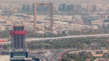 Şehir merkezinden vinçler ile trafik ve inşaat binası ile mali ve zabeel ilçe timelapse havadan görünümü