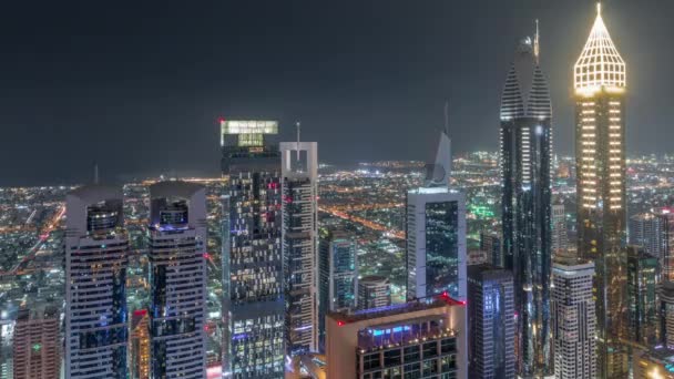 Skyline des bâtiments de Sheikh Zayed Road et de l'espace aérien de nuit DIFC à Dubaï, Émirats arabes unis . — Video