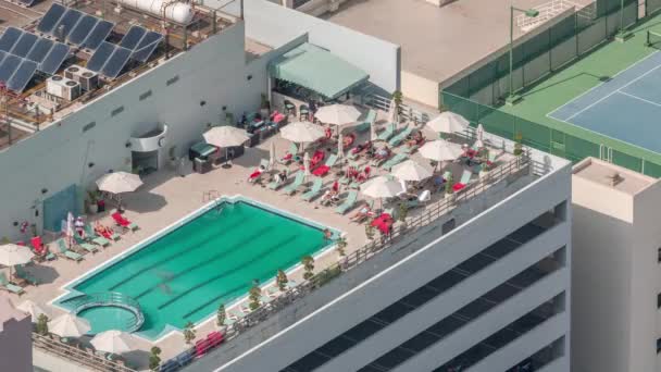 Çatı yüzme havuzu ile otopark yukarıda timelapse, Hava üstü görünümünden bakılır. Dubai, Birleşik Arap Emirlikleri — Stok video