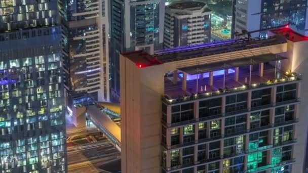 Skyline dos edifícios da Sheikh Zayed Road e DIFC noite aérea timelapse em Dubai, Emirados Árabes Unidos . — Vídeo de Stock