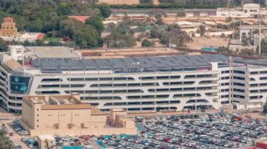Otopark ofansiyon yukarıdan bakıldığında, Havadan üst görünümü. Dubai, Birleşik Arap Emirlikleri