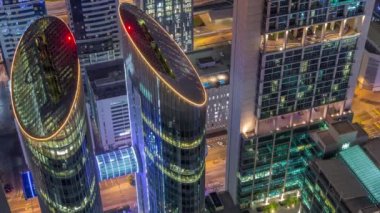 Sheikh Zayed Road ve Difc'nin Dubai, Bae'deki hava gece saatlerinin silueti.