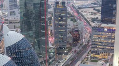 Şeyh Zayed Road ve Difc havadan dubai, Bae gece timelapse binaların Silueti.
