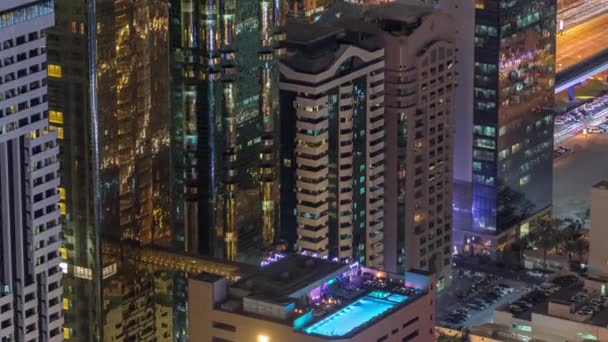 Skyline dos edifícios da Sheikh Zayed Road e DIFC noite aérea timelapse em Dubai, Emirados Árabes Unidos . — Vídeo de Stock