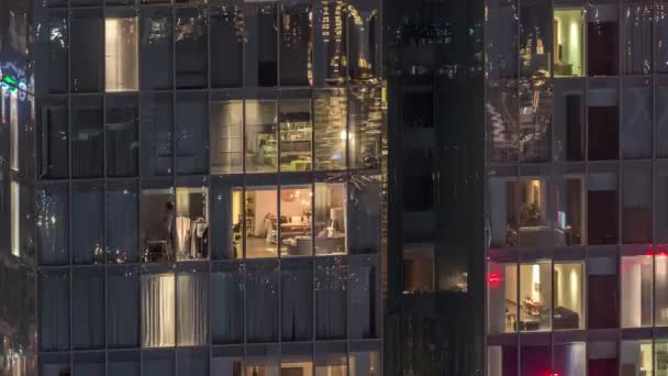 Nachtansicht des äußeren Wohnturms Zeitraffer. Hochhaus-Wolkenkratzer mit blinkenden Lichtern in Fenstern — Stockvideo