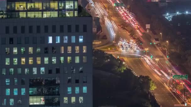 Skyline view of intersection traffic on Al Saada street near DIFC night timelapse in Dubai, EAU . — Vídeo de Stock