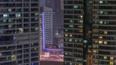 Dubai'de Jumeirah göl kuleleri ilçe gece timelapse konut ve ofis binaları