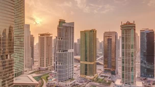 Edificios residenciales y de oficinas en Jumeirah lago torres distrito timelapse en Dubai — Vídeos de Stock