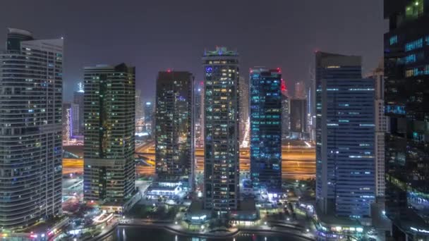 Edificios residenciales y de oficinas en Jumeirah lago torres distrito noche timelapse en Dubai — Vídeos de Stock