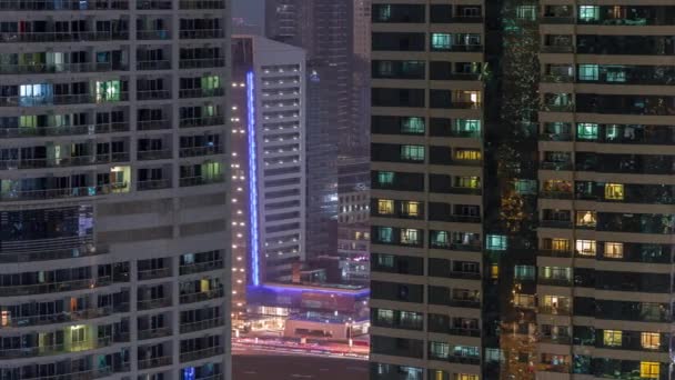 Edifícios residenciais e de escritórios em Jumeirah Lake Torres distrito noite timelapse em Dubai — Vídeo de Stock