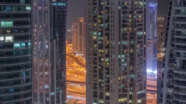 Edificios residenciales y de oficinas en Jumeirah lago torres distrito noche timelapse en Dubai — Vídeos de Stock