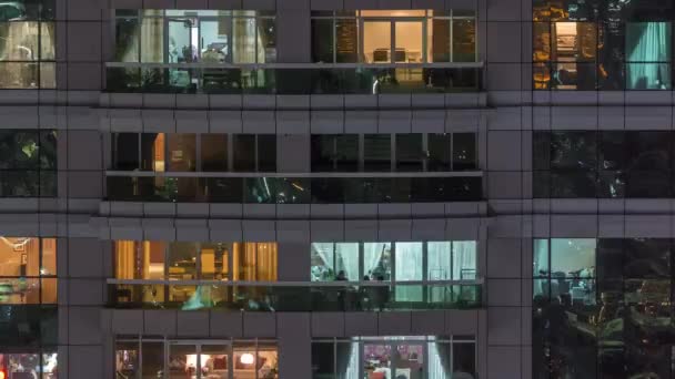 Vista nocturna del apartamento exterior timelapse edificio. Rascacielos de gran altura con luces intermitentes en las ventanas — Vídeo de stock