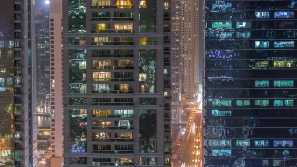Житлові та Офісні будівлі в районі Джумейра Лейк тауерз район ніч таймце в Дубаї — стокове відео
