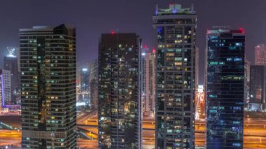 Dubai'de Jumeirah göl kuleleri ilçe gece timelapse konut ve ofis binaları