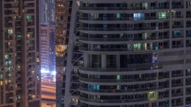 Dubai'de Jumeirah göl kuleleri ilçe gece timelapse konut ve ofis binaları