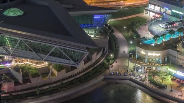 주메이라 레이크 타워 지구의 주거 및 사무실 건물 두바이의 야간 경과 — 비디오