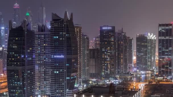 Edifícios residenciais e de escritórios em Jumeirah Lake Torres distrito noite timelapse em Dubai — Vídeo de Stock