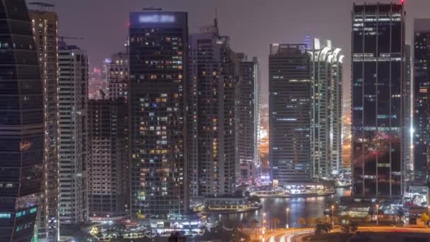 Edificios residenciales y de oficinas en Jumeirah lago torres distrito noche timelapse en Dubai — Vídeos de Stock