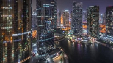Dubai'de Jumeirah göl kuleleri ilçe gece timelapse konut ve ofis binaları