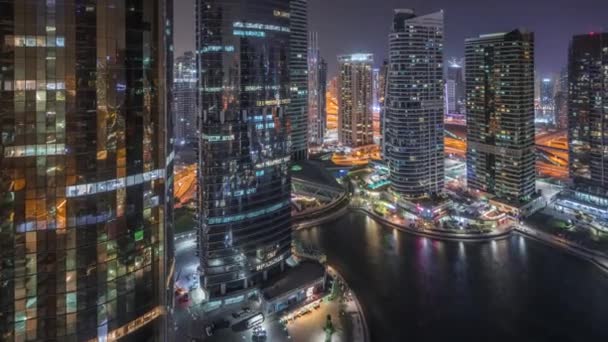 Budynki mieszkalne i biurowe w Jumeirah Lake Towers District Night timelapse w Dubaju — Wideo stockowe