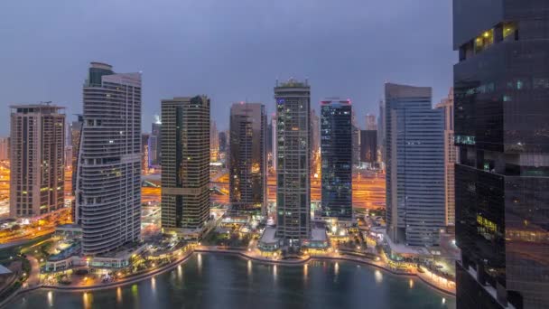 Жилые и офисные здания в Jumeirah озера башни района ночь на день Timelapse в Дубае — стоковое видео