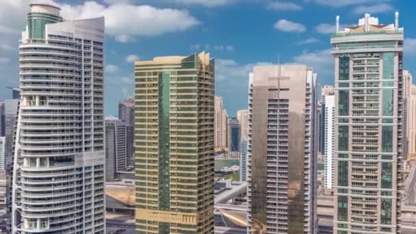 Apartamentos e escritórios residenciais em Jumeirah lago torres distrito timelapse em Dubai — Vídeo de Stock
