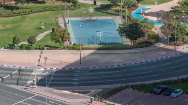 Basketplan på Park i Jumeirah Lakes Towers District Timelapse, ett populärt bostadsområde i Dubai. — Stockvideo