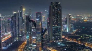 Modern gökdelenler gece timelapse ile Dubai Uluslararası Finans Merkezi ilçe